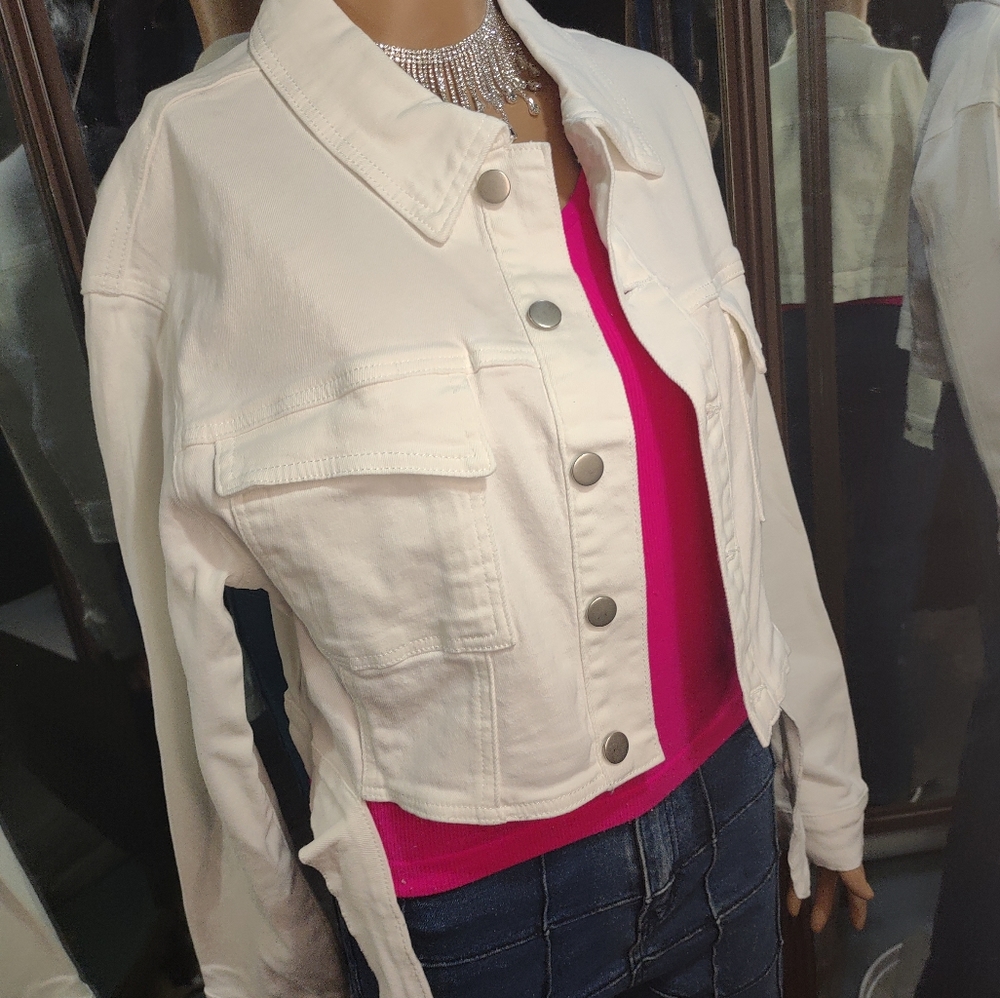 Cropped denim jacket w/ accentuating belt. L - Picture 4 of 4